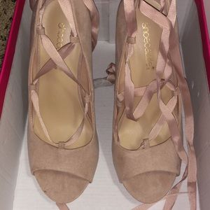 Lace-up ballerina pumps